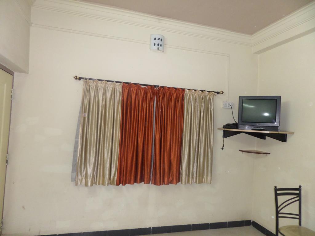 Chalukya Deluxe Hotel Kolhapur Exterior photo