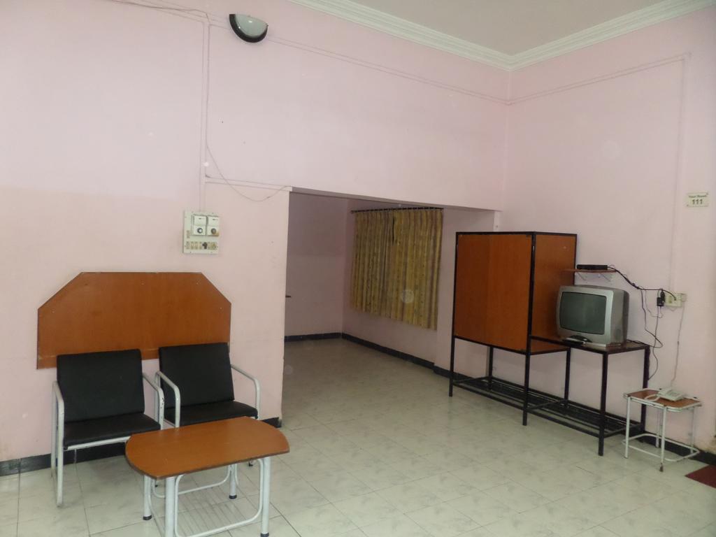 Chalukya Deluxe Hotel Kolhapur Exterior photo