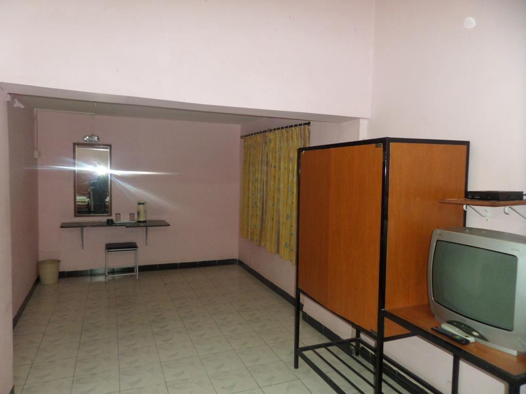 Chalukya Deluxe Hotel Kolhapur Exterior photo