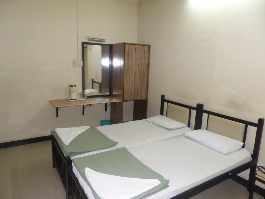 Chalukya Deluxe Hotel Kolhapur Exterior photo